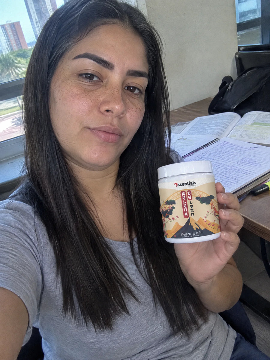 Cliente sosteniendo Melena de león en polvo 150gr