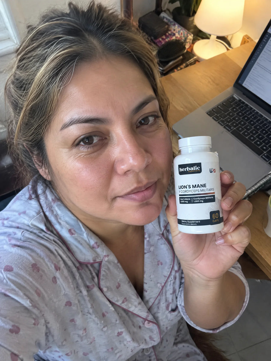 Cliente sosteniendo Melena de León + Cordyceps Militaris