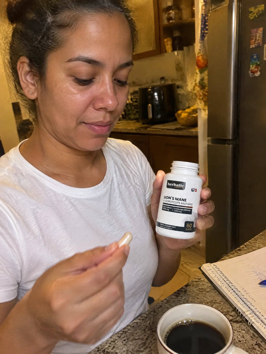 Persona usando Melena de León + Cordyceps Militaris en su rutina diaria