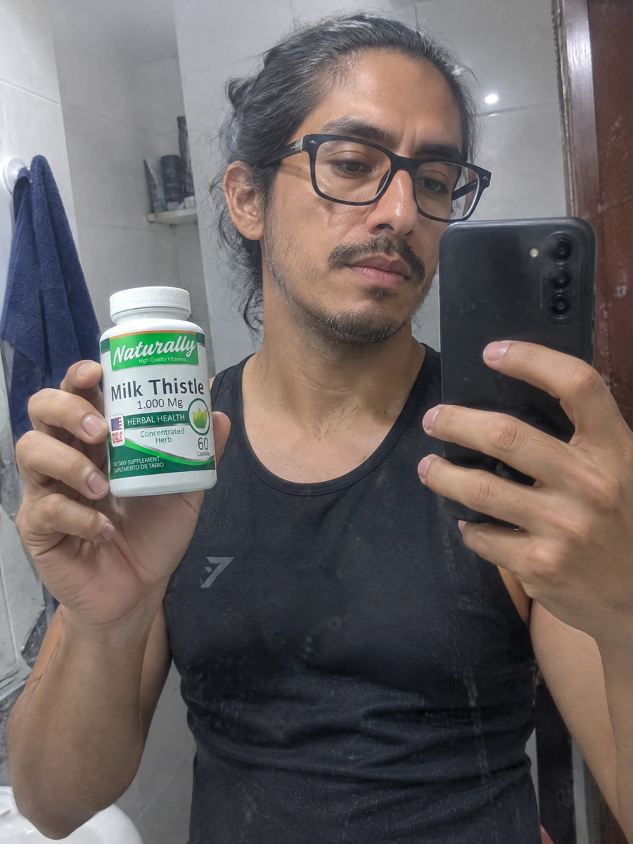 Cliente con Milk thistle 1000Mg 60 cápsulas frente al espejo