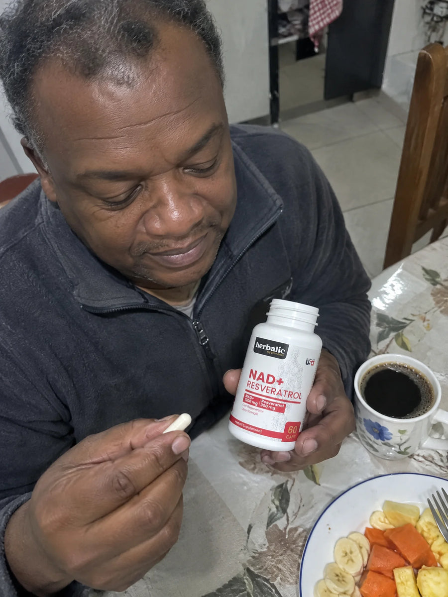 Persona usando NAD  Resveratrol 1500mg en su rutina diaria