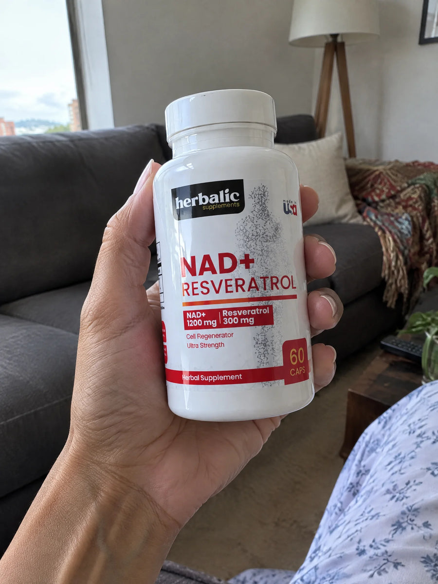 Mano sosteniendo NAD  Resveratrol 1500mg