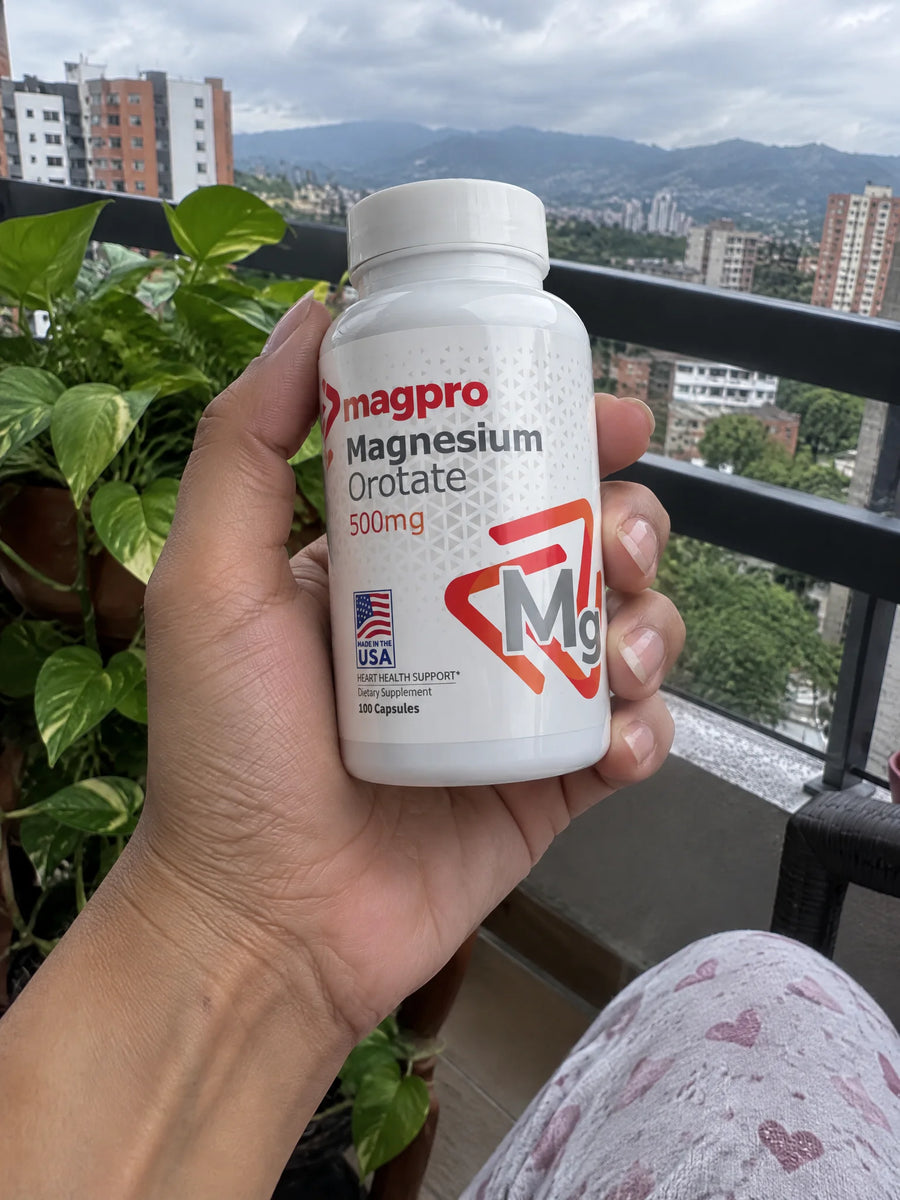 Mano sosteniendo Orotato de Magnesio 500mg