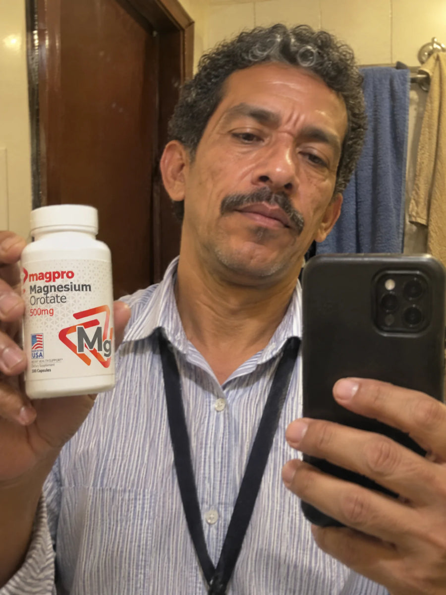 Cliente con Orotato de Magnesio 500mg frente al espejo