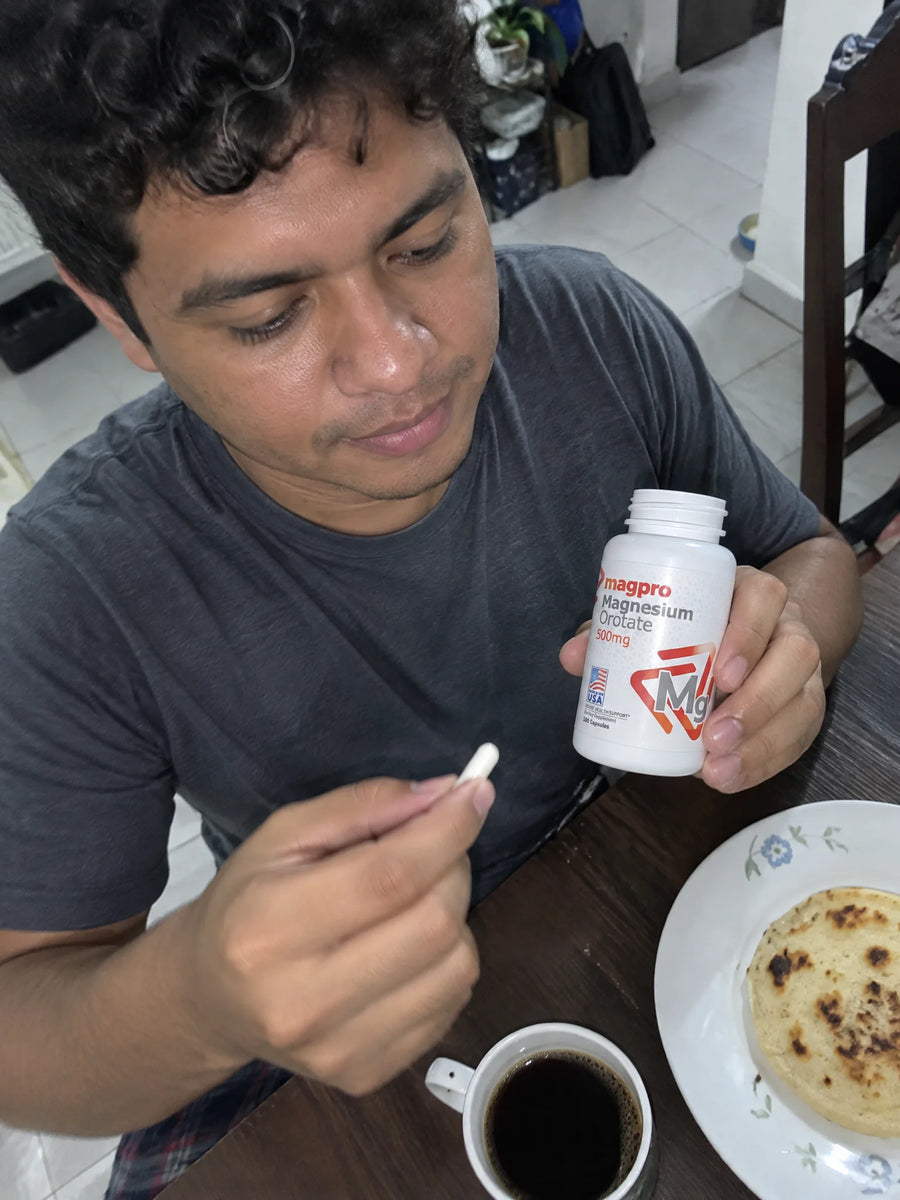 Persona usando Orotato de Magnesio 500mg en su rutina diaria