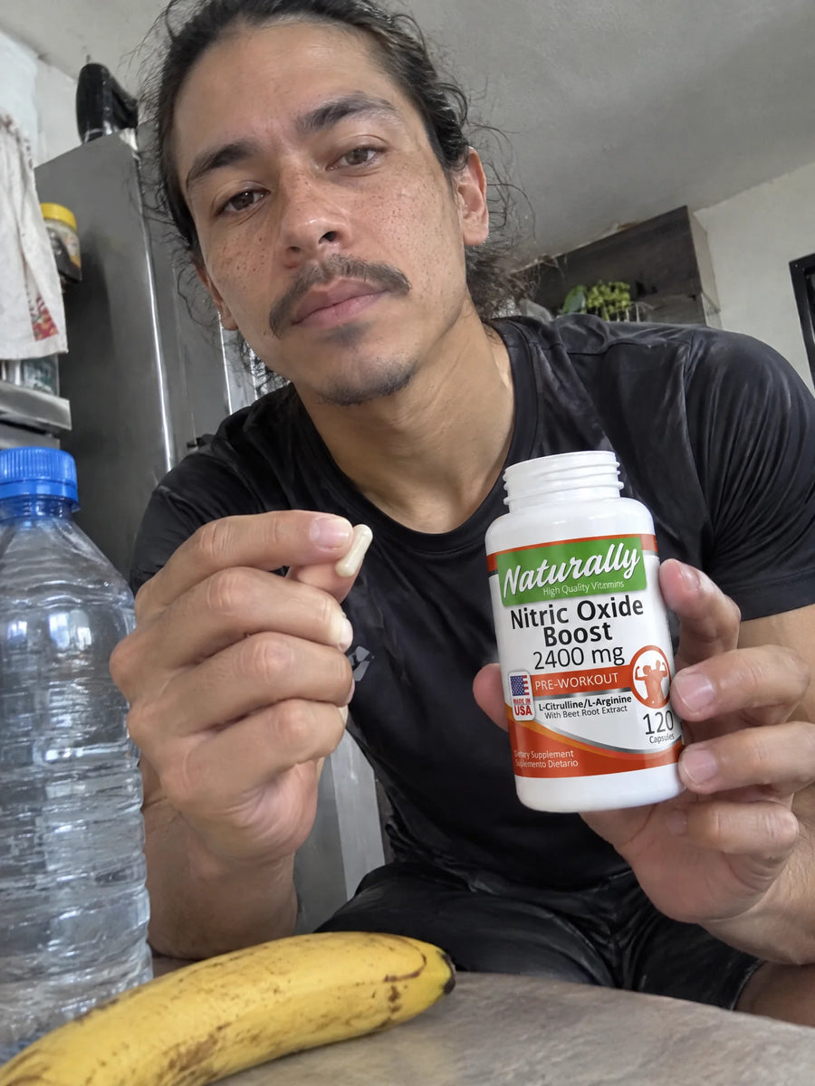 Persona usando Óxido Nítrico 2400mg en su rutina diaria