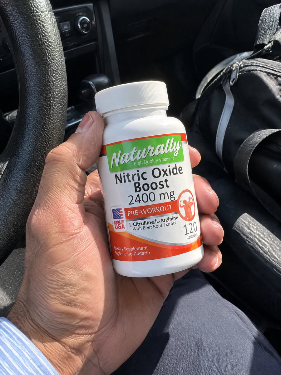 Mano sosteniendo Óxido Nítrico 2400mg