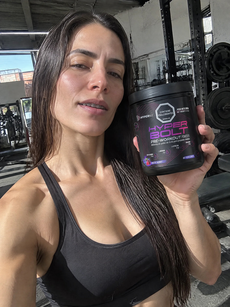 Cliente sosteniendo Pre entreno 900 g