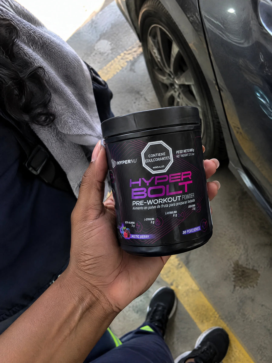 Mano sosteniendo Pre entreno 900 g
