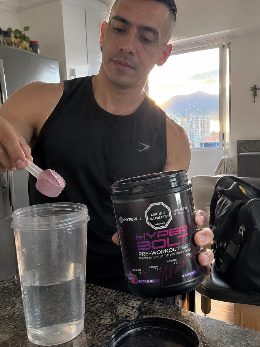 Persona usando Pre entreno 900 g en su rutina diaria