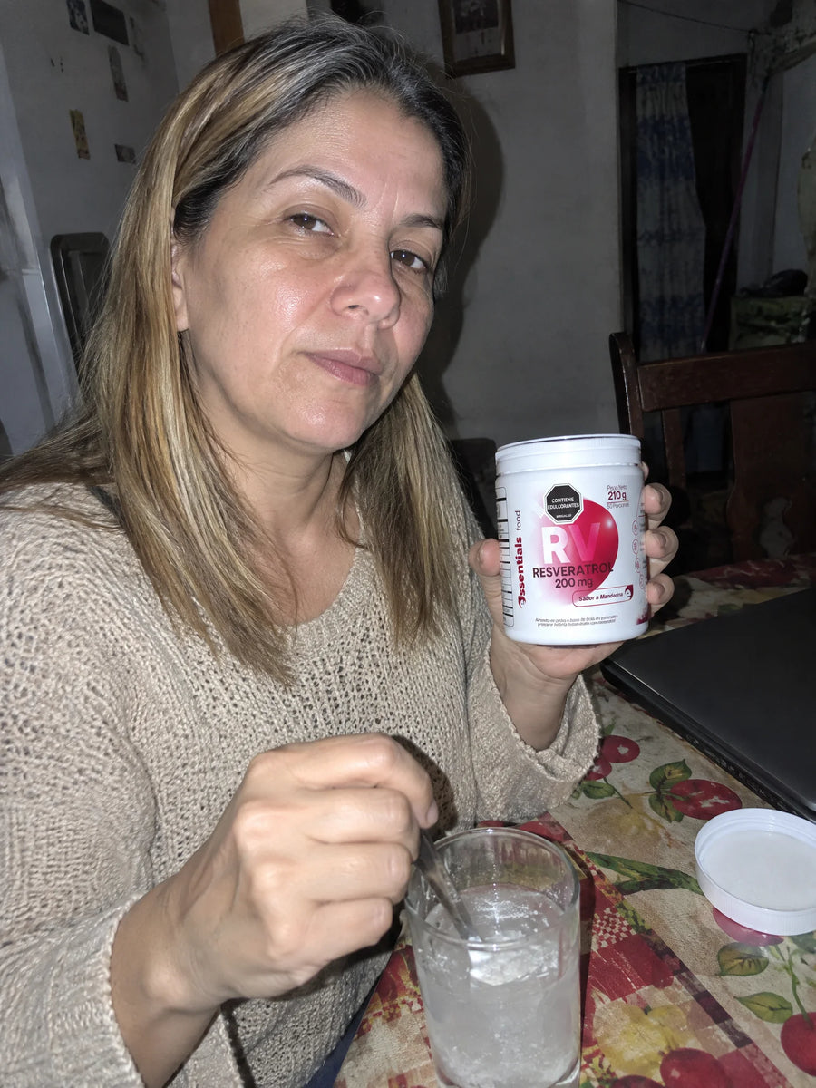 Persona usando Resveratrol 210 gr en su rutina diaria