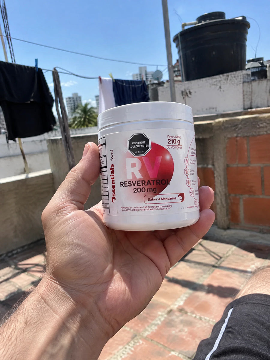 Mano sosteniendo Resveratrol 210 gr