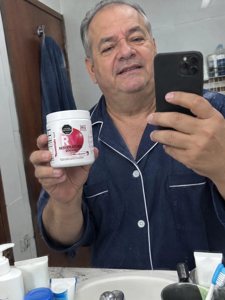 Cliente con Resveratrol 210 gr frente al espejo