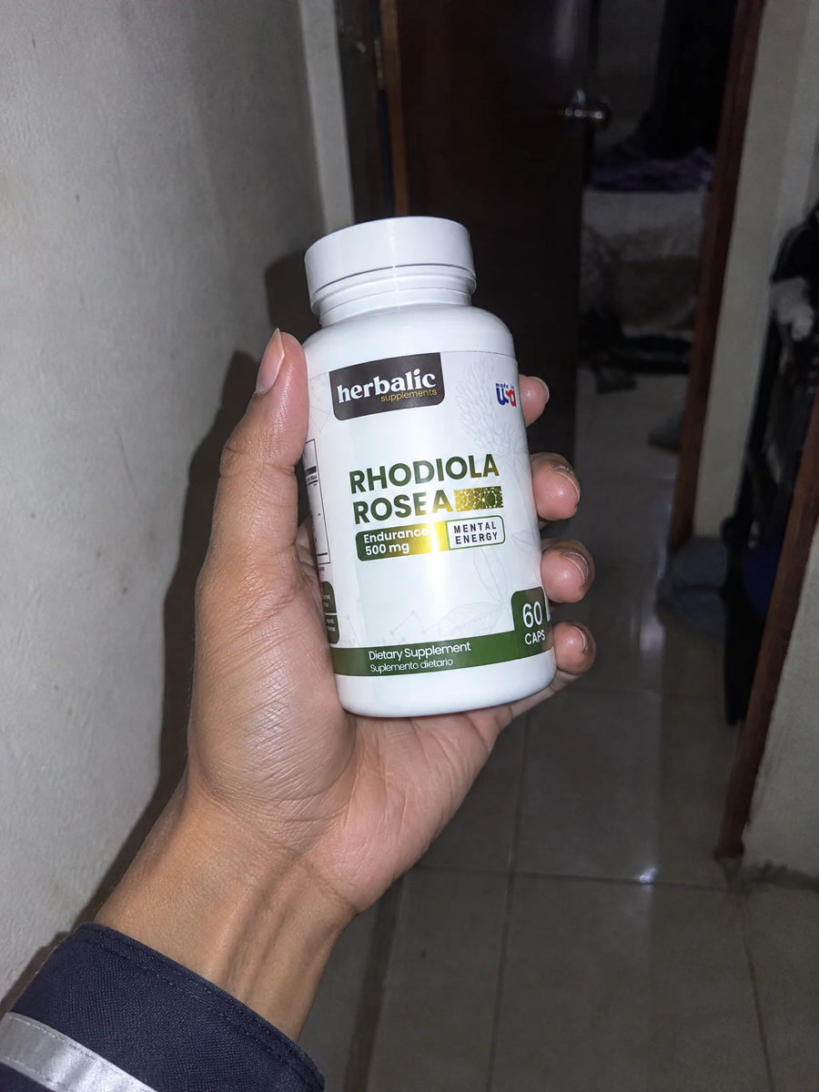 Mano sosteniendo Rhodiola Rosea 300 mg 10:1