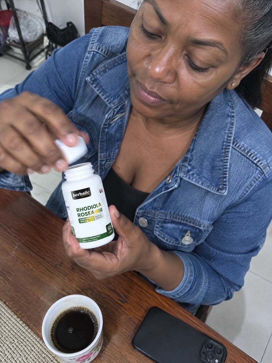 Persona usando Rhodiola Rosea 300 mg 10:1 en su rutina diaria
