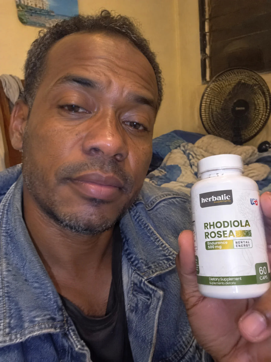 Cliente sosteniendo Rhodiola Rosea 300 mg 10:1