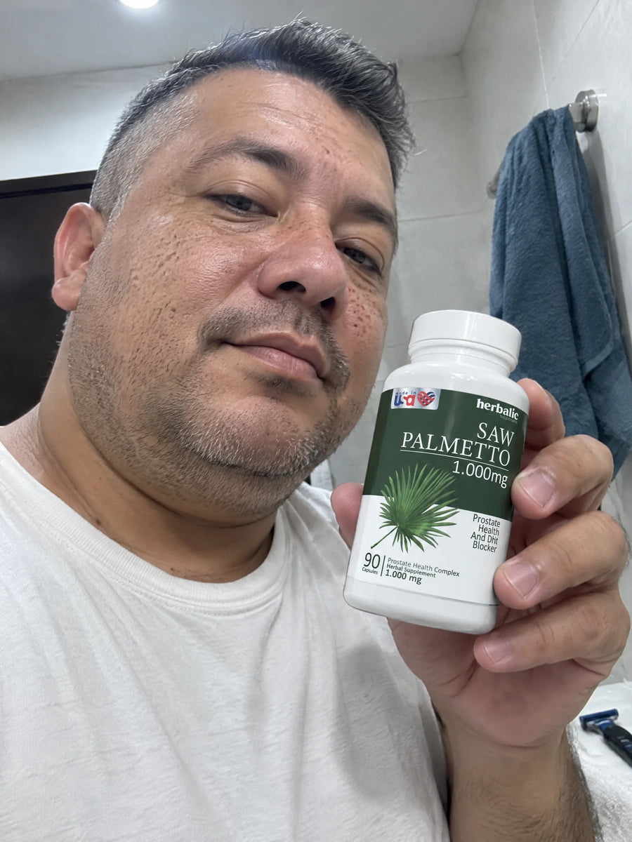 Cliente sosteniendo Saw Palmetto 1000 mg