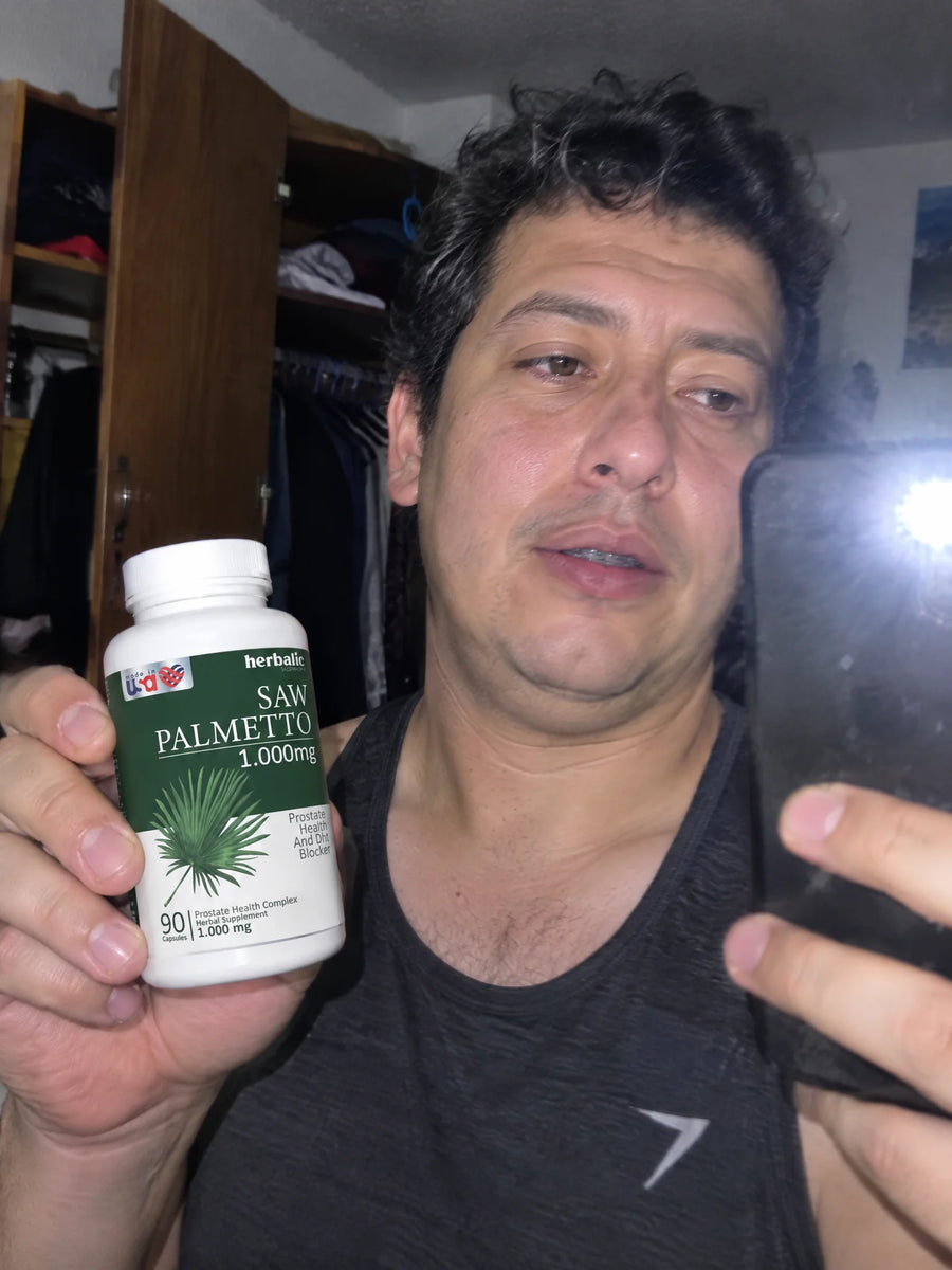Cliente con Saw Palmetto 1000 mg frente al espejo