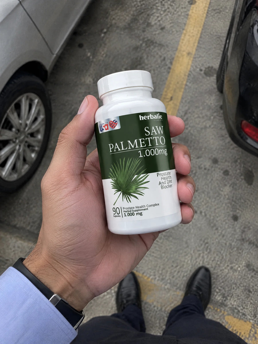 Mano sosteniendo Saw Palmetto 1000 mg