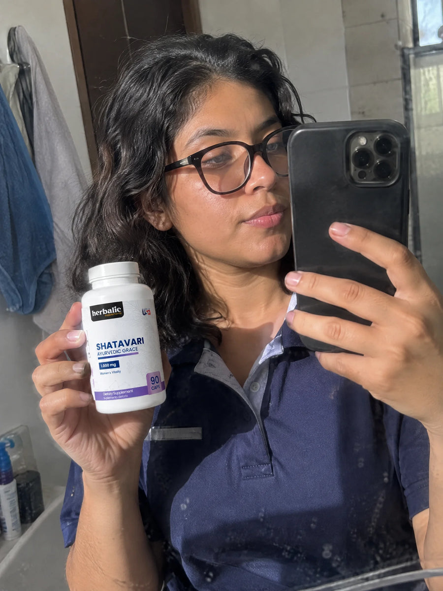 Cliente con Shatavari 1.000 mg frente al espejo