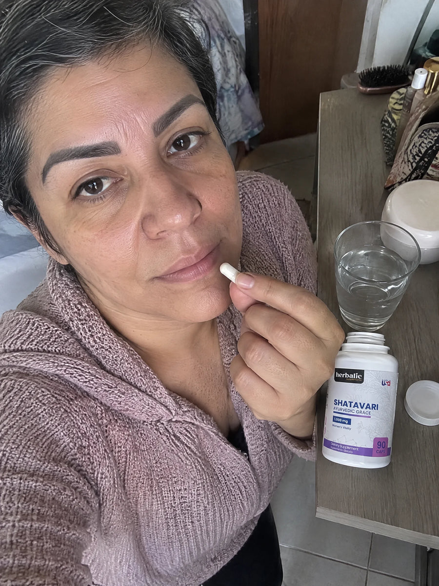 Persona usando Shatavari 1.000 mg en su rutina diaria