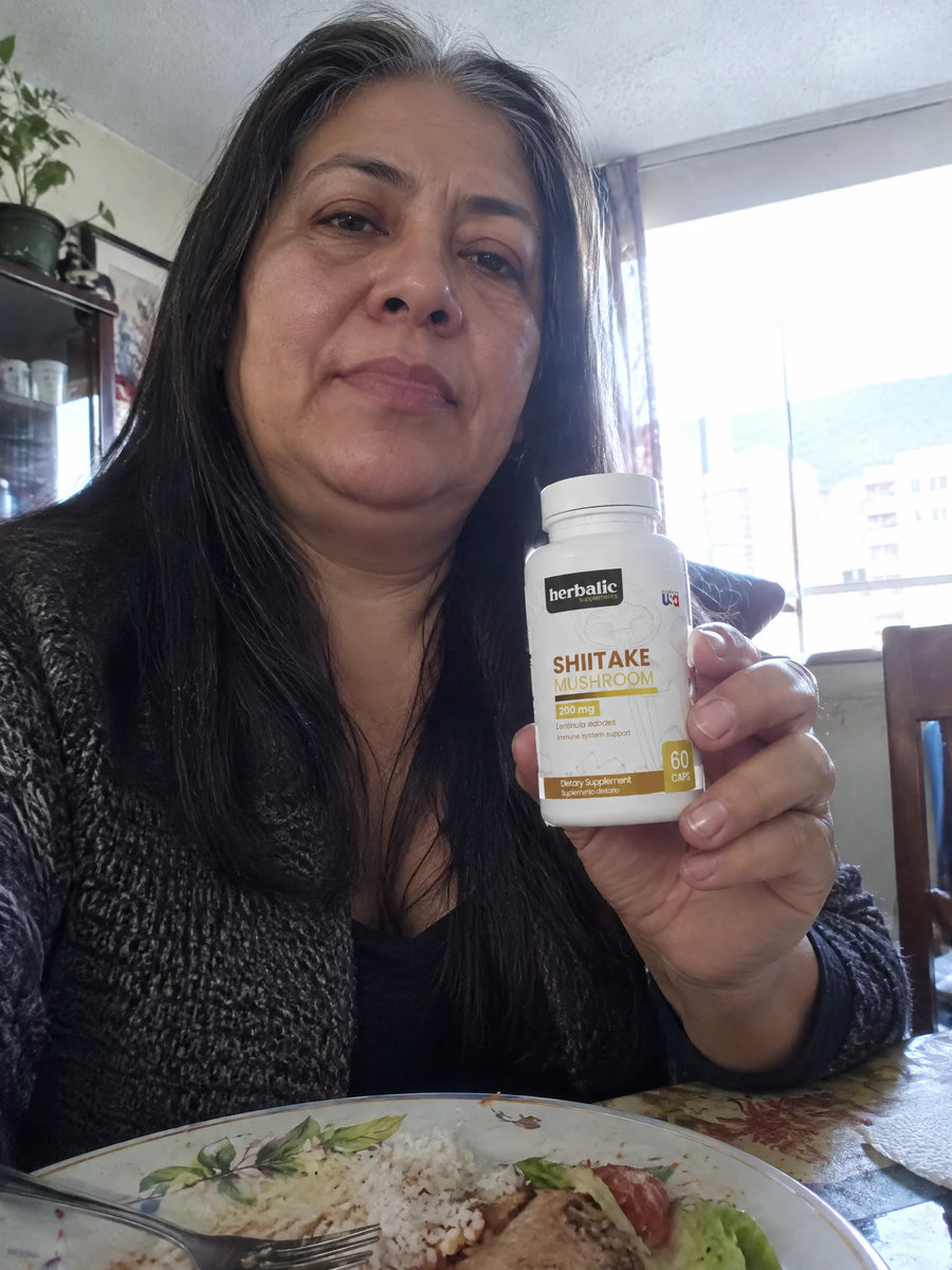 Cliente sosteniendo Shiitake 200 mg