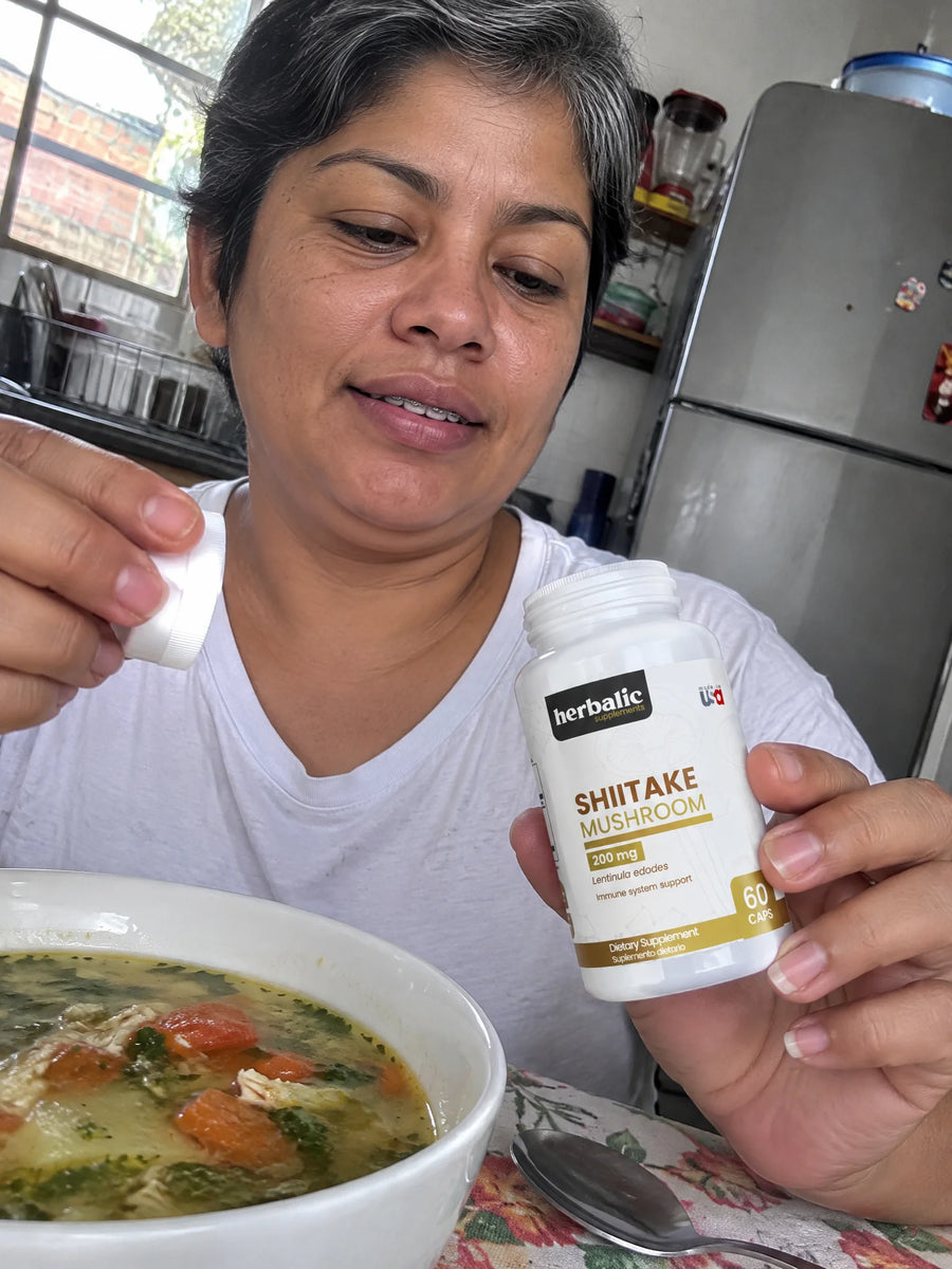 Persona usando Shiitake 200 mg en su rutina diaria