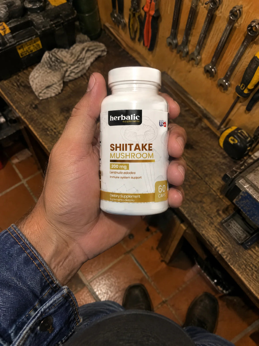 Mano sosteniendo Shiitake 200 mg