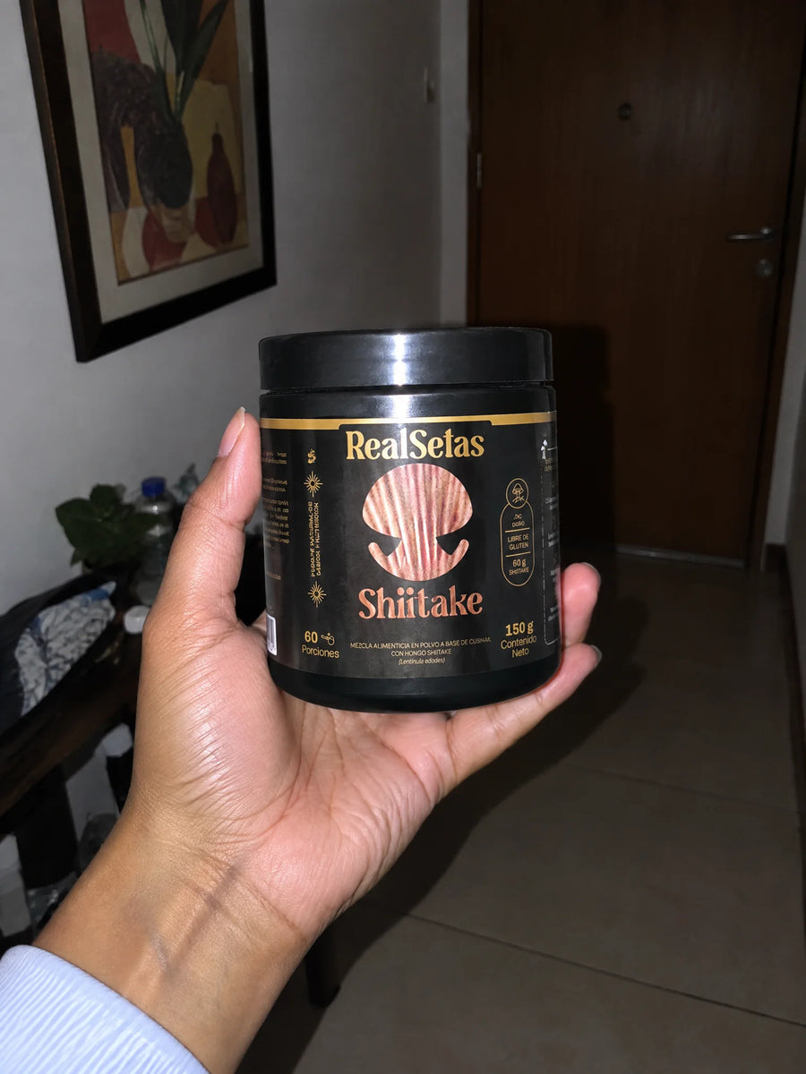 Mano sosteniendo Shiitake + Quinua 150gr
