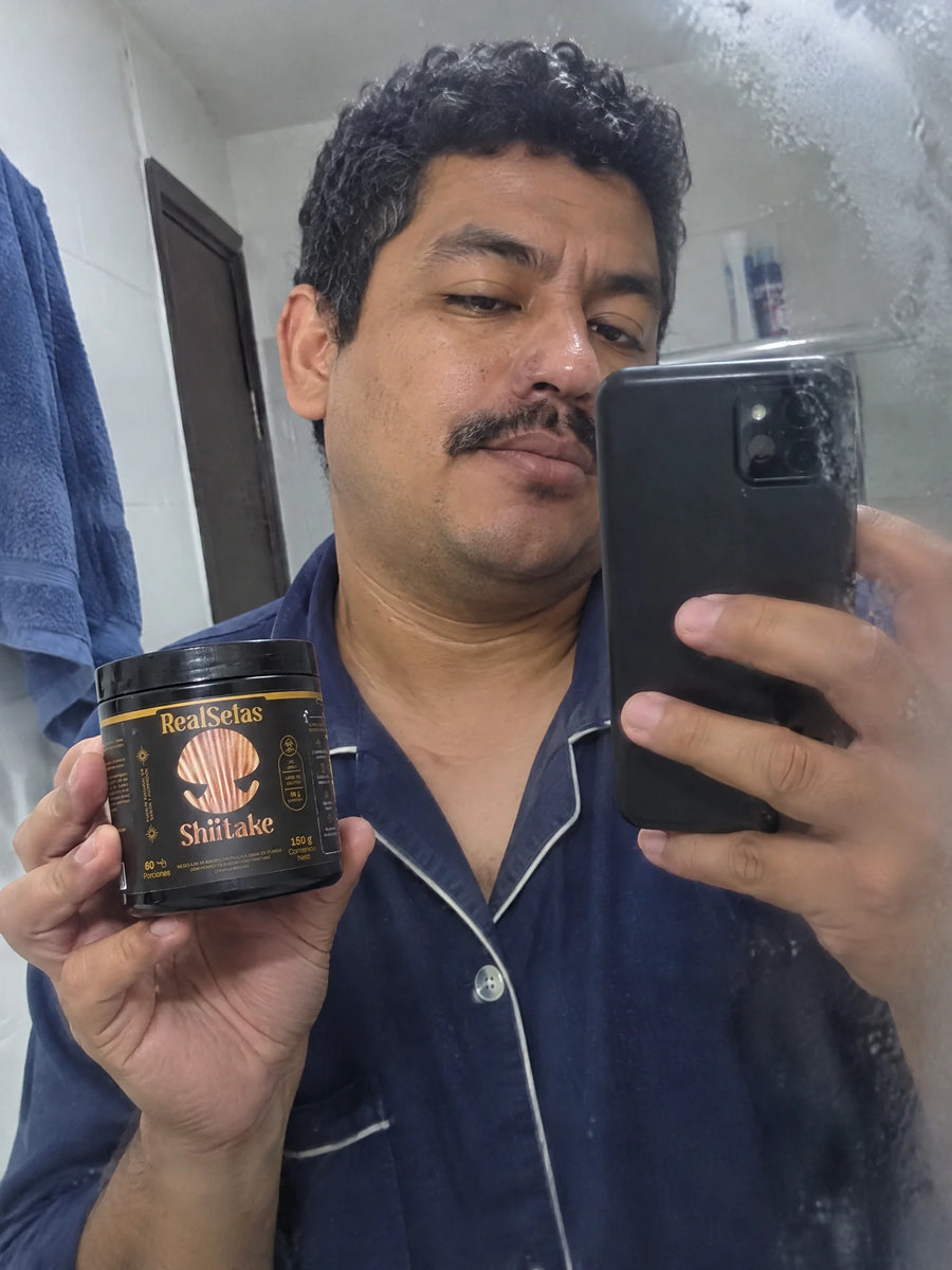 Cliente con Shiitake + Quinua 150gr frente al espejo