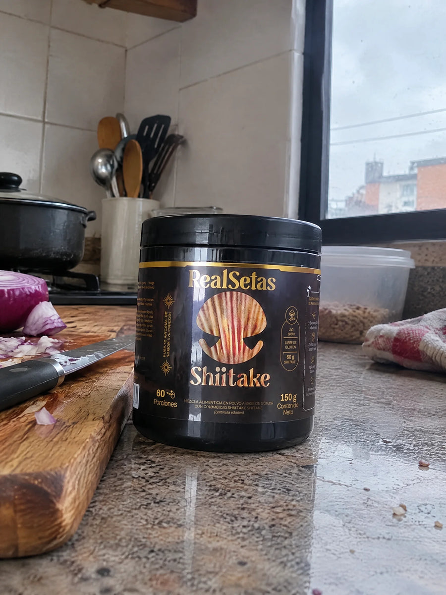 Shiitake + Quinua 150gr sobre una superficie de la casa