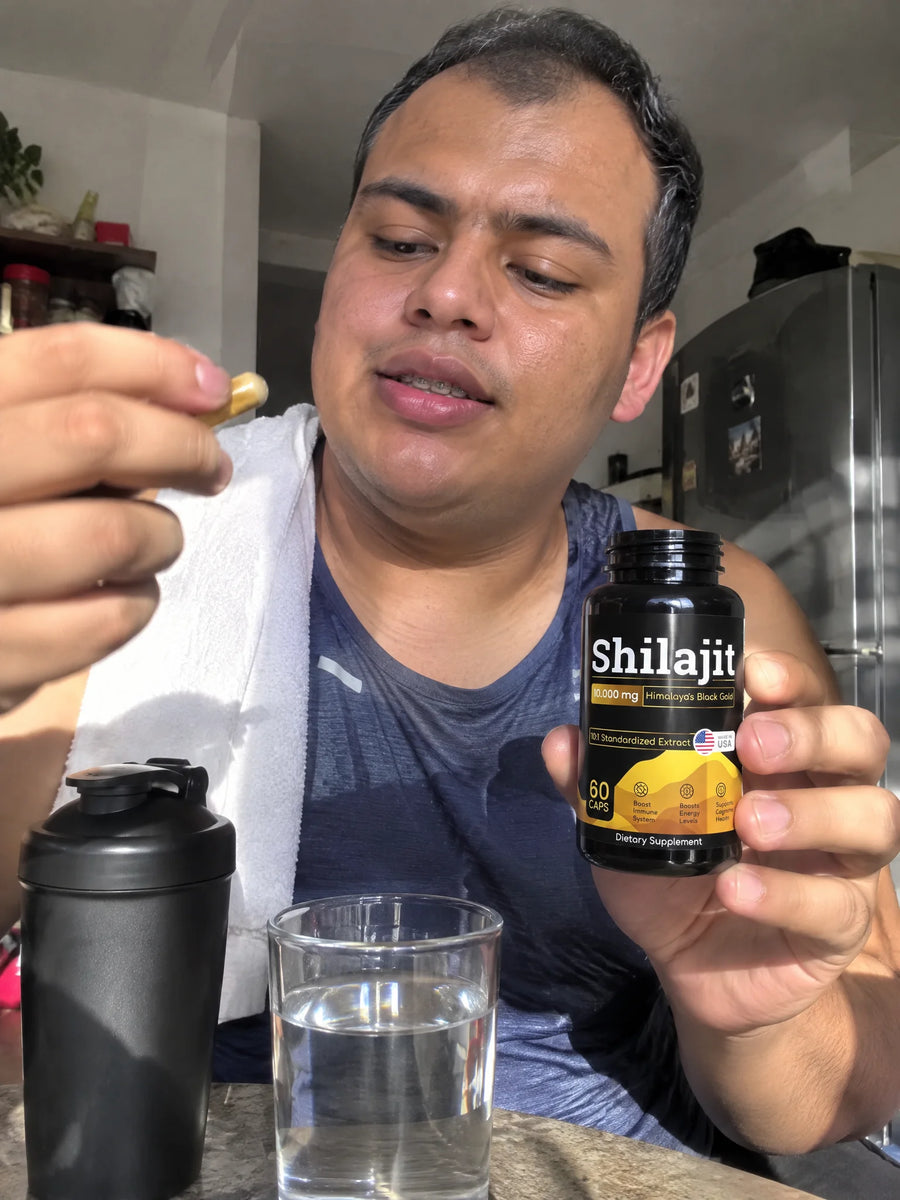 Persona usando Shilajit 10.000 mg en su rutina diaria