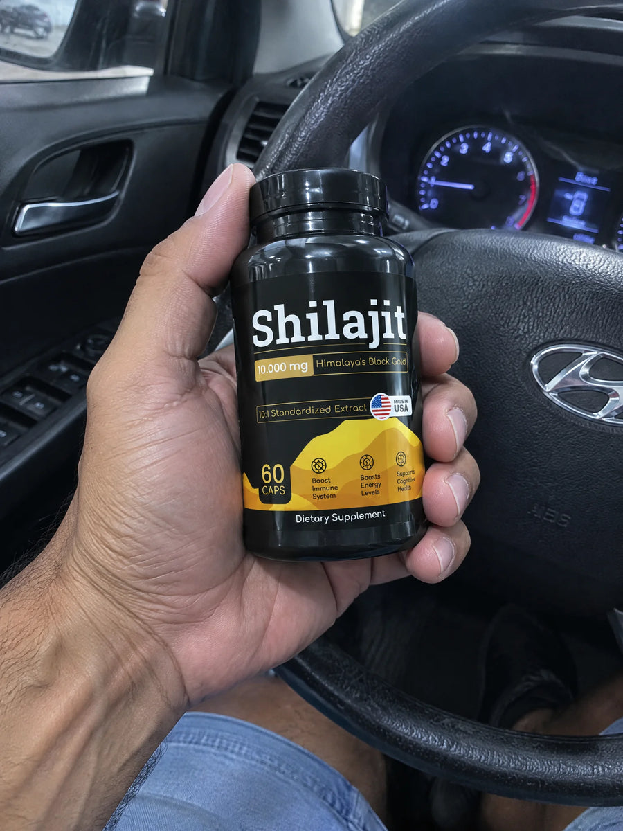 Mano sosteniendo Shilajit 10.000 mg