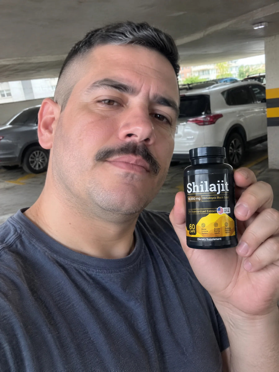 Cliente sosteniendo Shilajit 10.000 mg