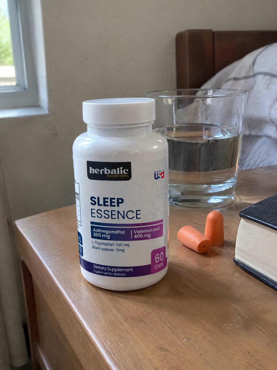 Sleep Essence: Ashwagandha + Valeriana + L-Triptófano sobre una superficie de la casa