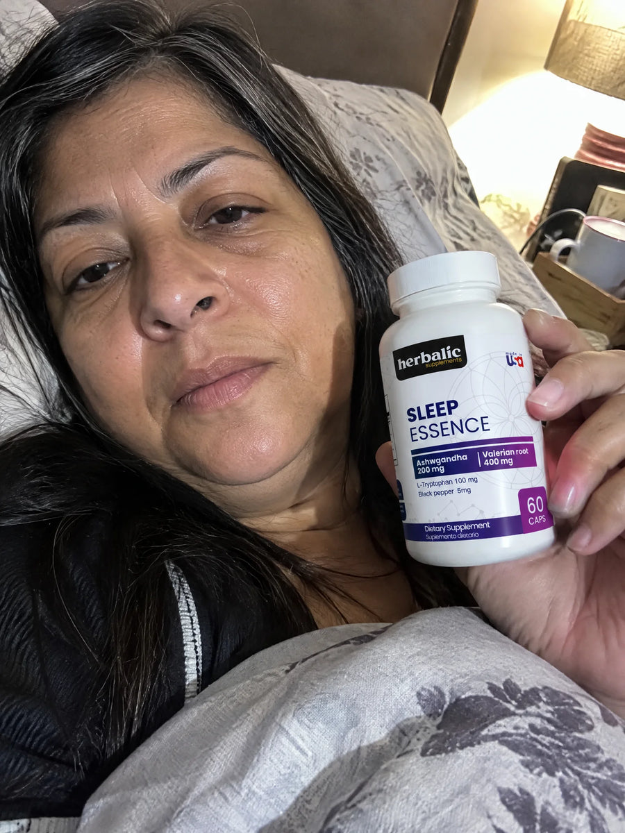 Cliente sosteniendo Sleep Essence: Ashwagandha + Valeriana + L-Triptófano