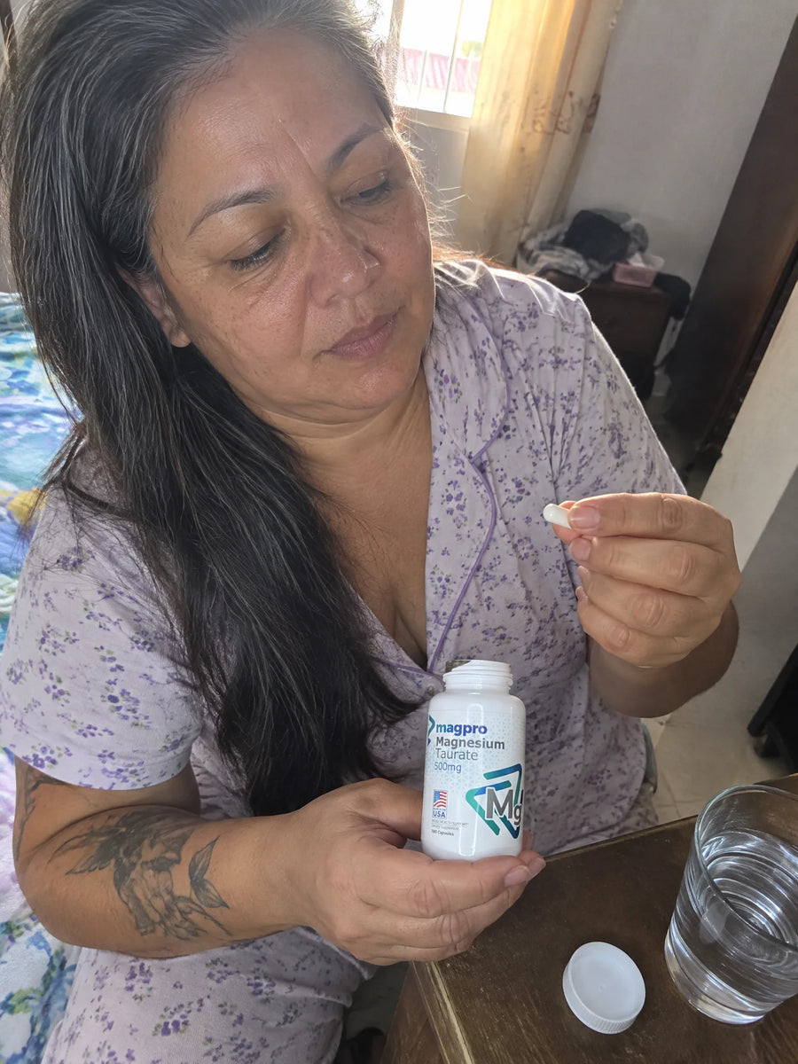 Persona usando Taurato de magnesio 500mg en su rutina diaria