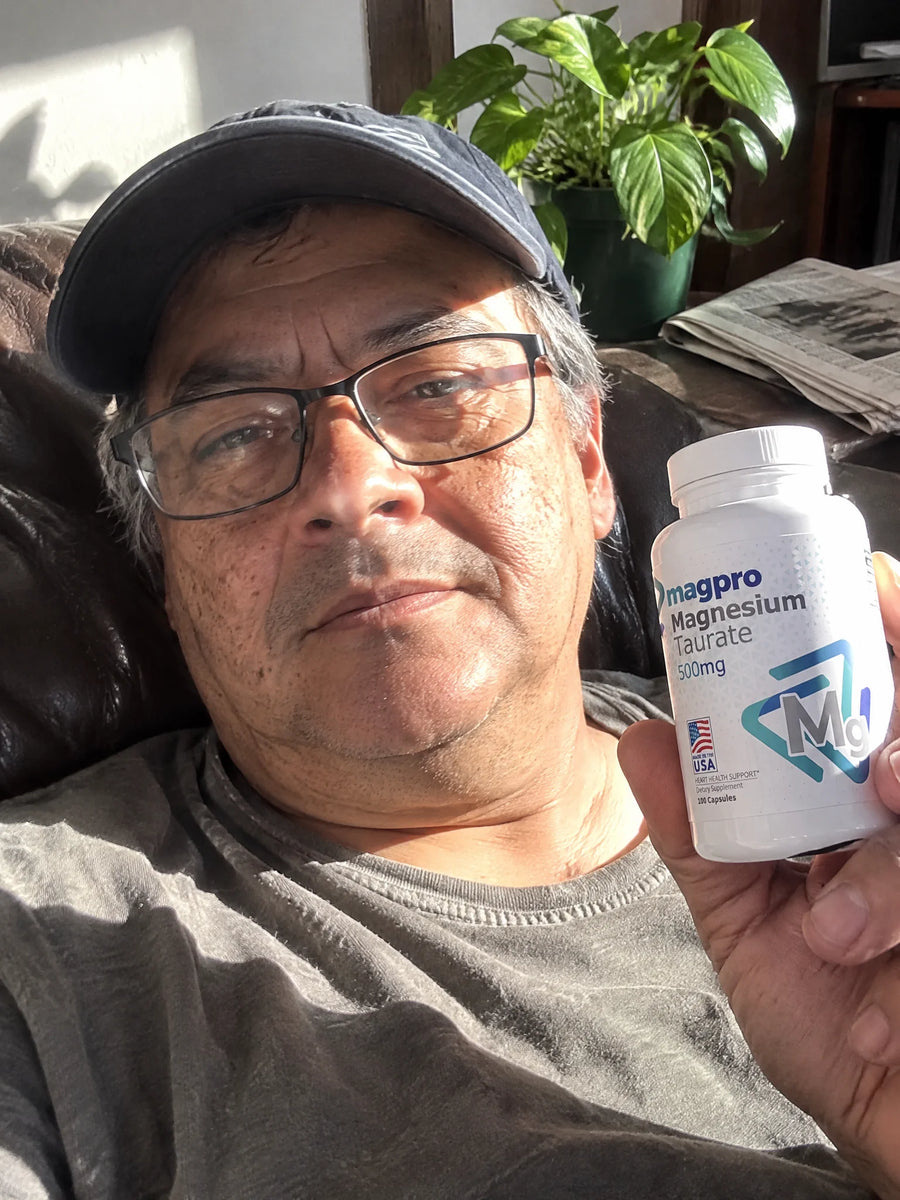 Cliente sosteniendo Taurato de magnesio 500mg