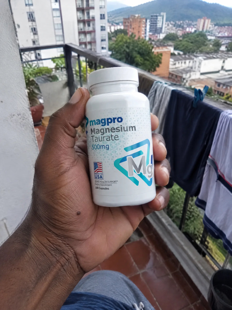 Mano sosteniendo Taurato de magnesio 500mg