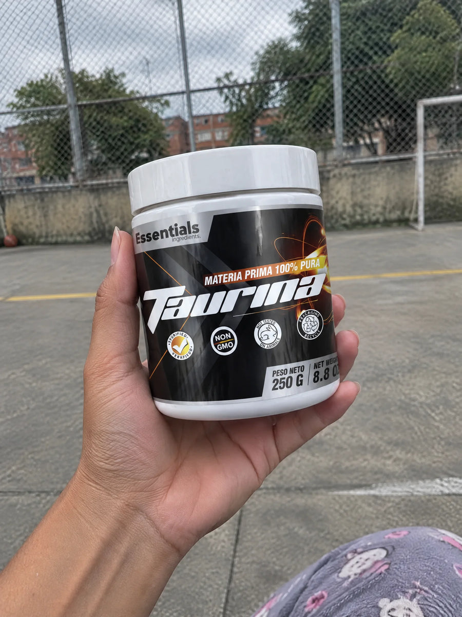 Mano sosteniendo Taurina 250gr en polvo 100% pura