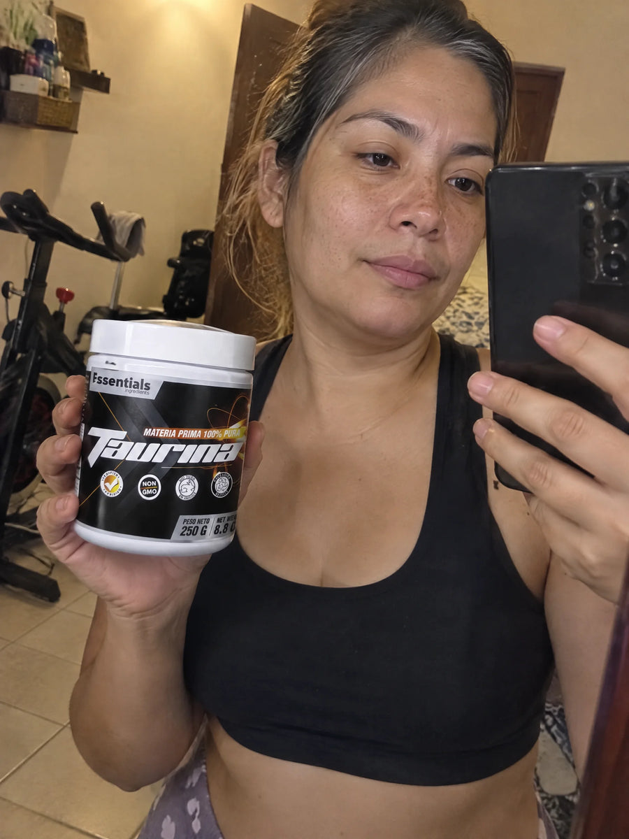 Cliente con Taurina 250gr en polvo 100% pura frente al espejo