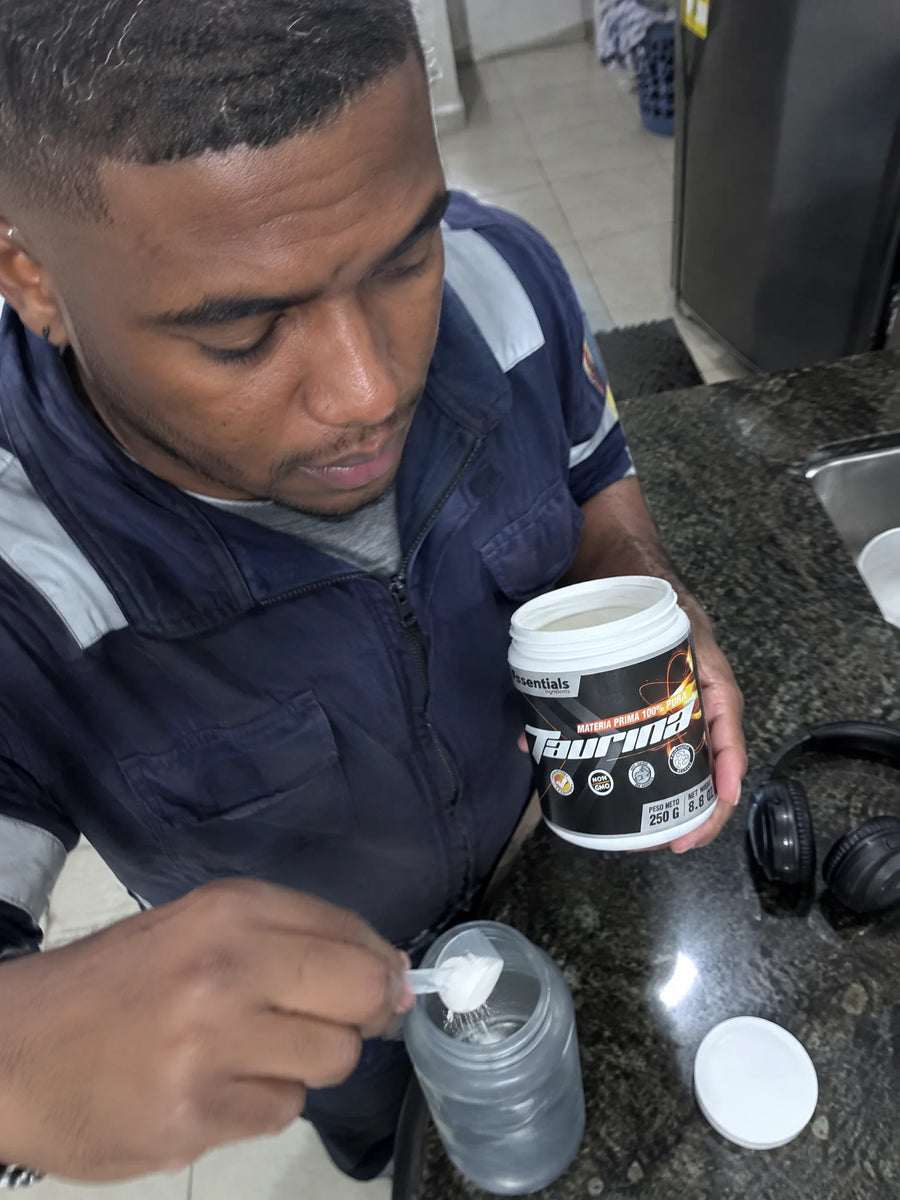 Persona usando Taurina 250gr en polvo 100% pura en su rutina diaria