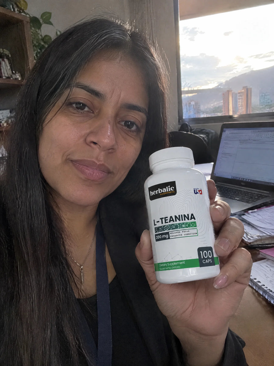 Cliente sosteniendo Teanina 200 mg