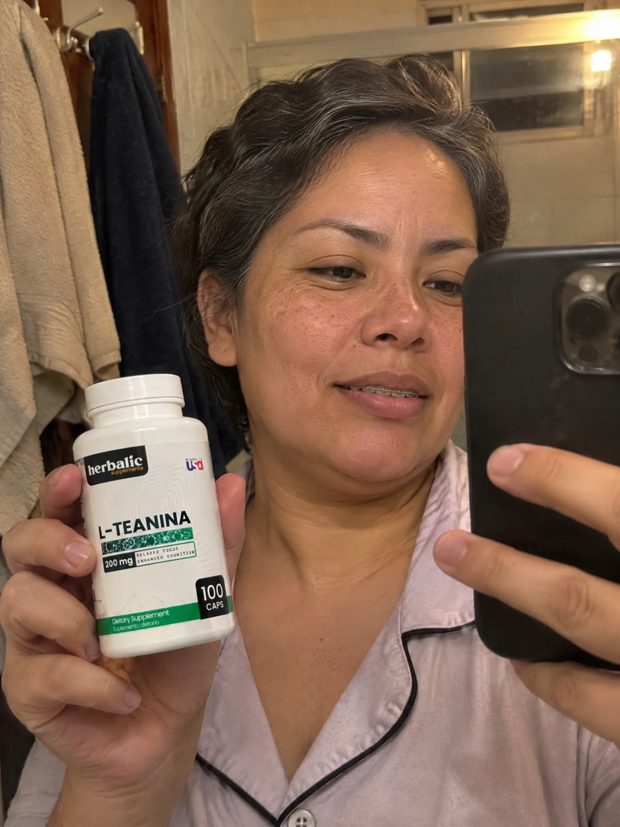 Cliente con Teanina 200 mg frente al espejo