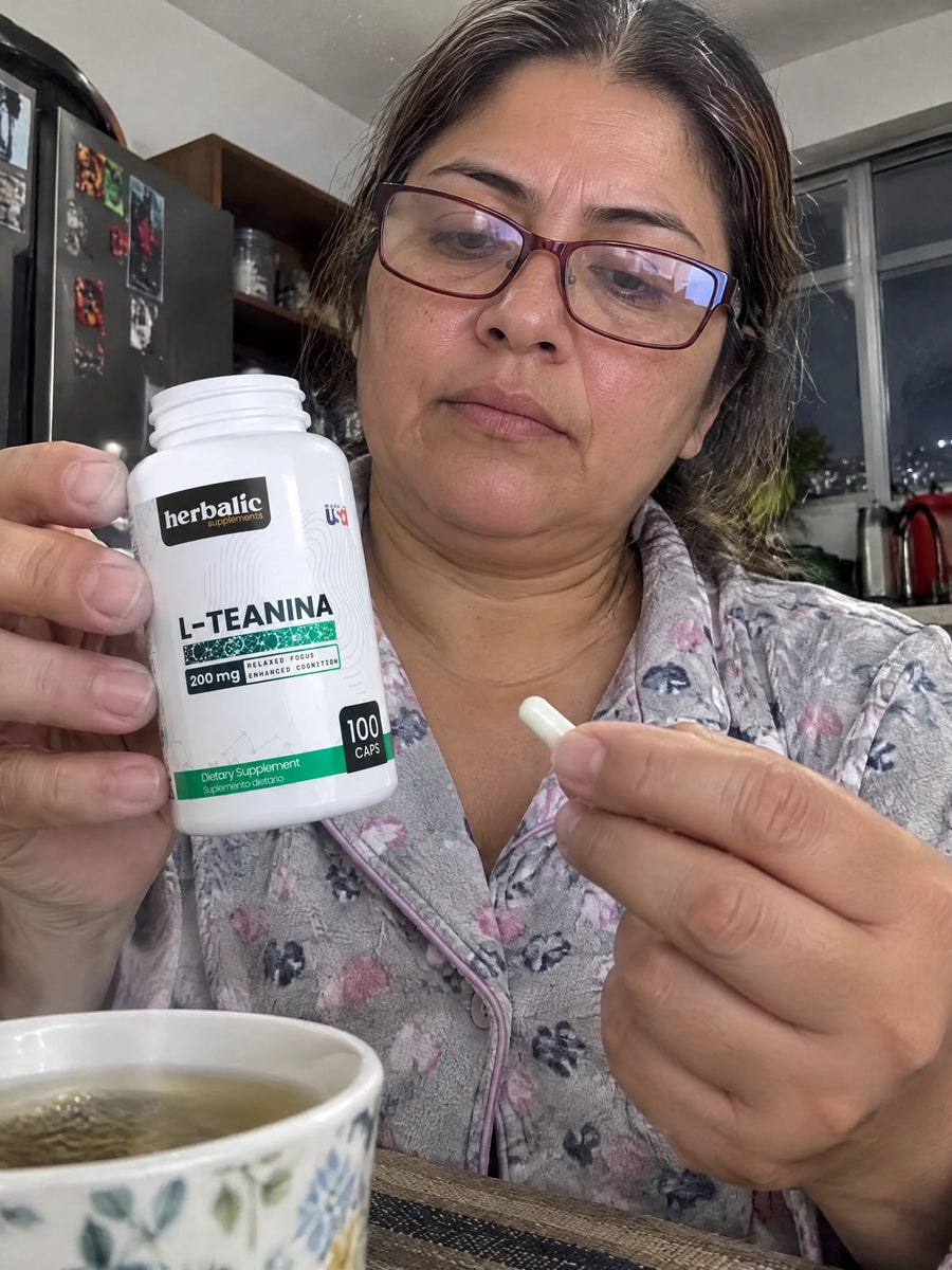 Persona usando Teanina 200 mg en su rutina diaria