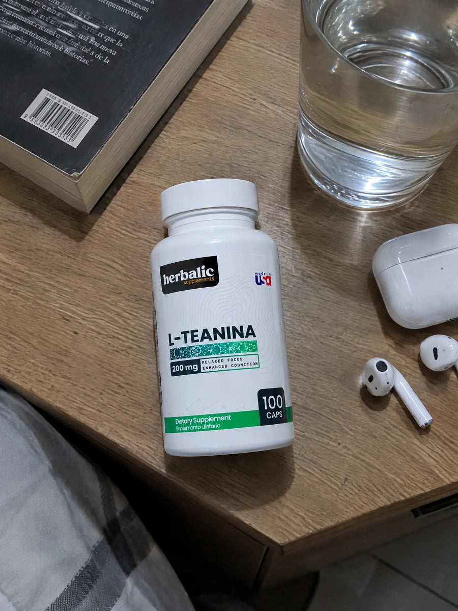 Teanina 200 mg sobre una superficie de la casa