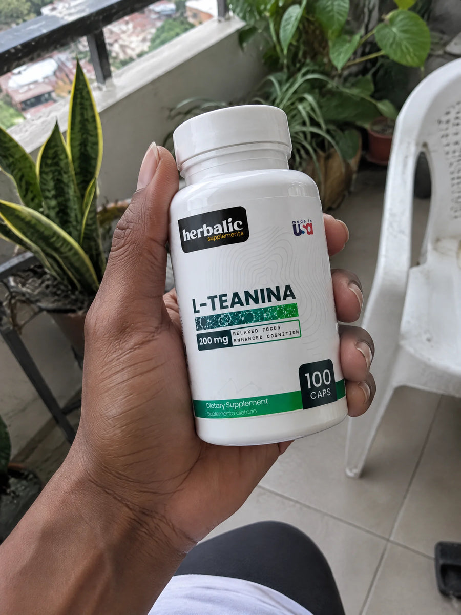 Mano sosteniendo Teanina 200 mg