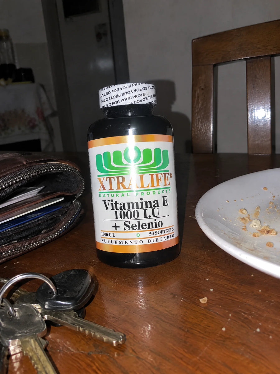 Vitamina e y selenio 1000 UI sobre una superficie de la casa
