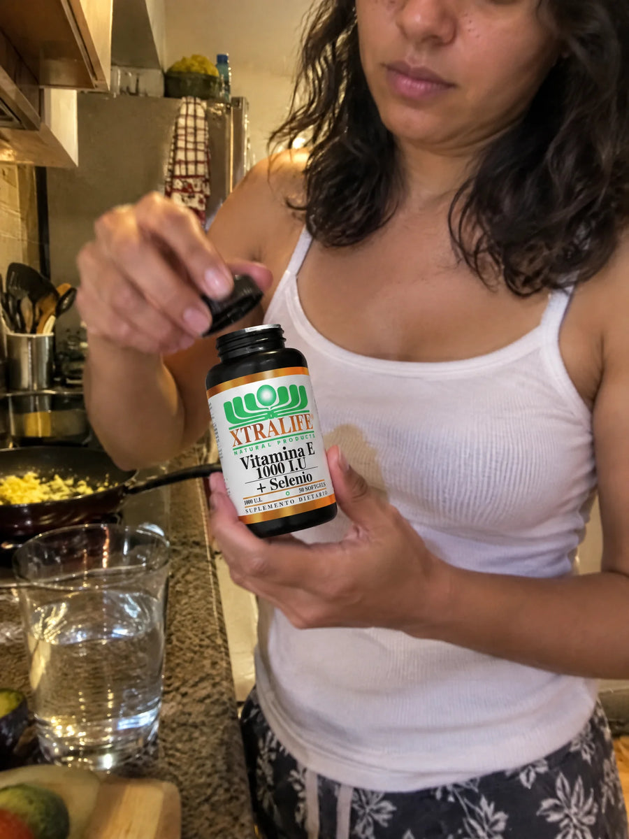 Persona usando Vitamina e y selenio 1000 UI en su rutina diaria