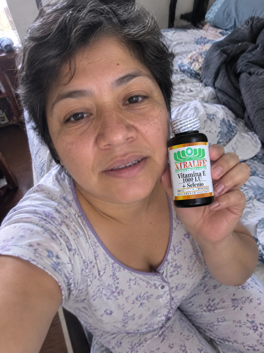 Cliente sosteniendo Vitamina e y selenio 1000 UI